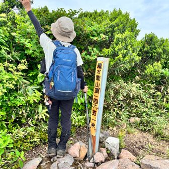 ようやく鬼ヶ面山山頂に着きました。鬼ヶ面山の途中にはもう一つのピーク、北岳がありましたが、登山道から少し外れたピークで私はスルー。でもちゃんとピークハントにカウントされていました。そして、鬼ヶ面山山頂で本日新たにピークを3つ増やせました。😊