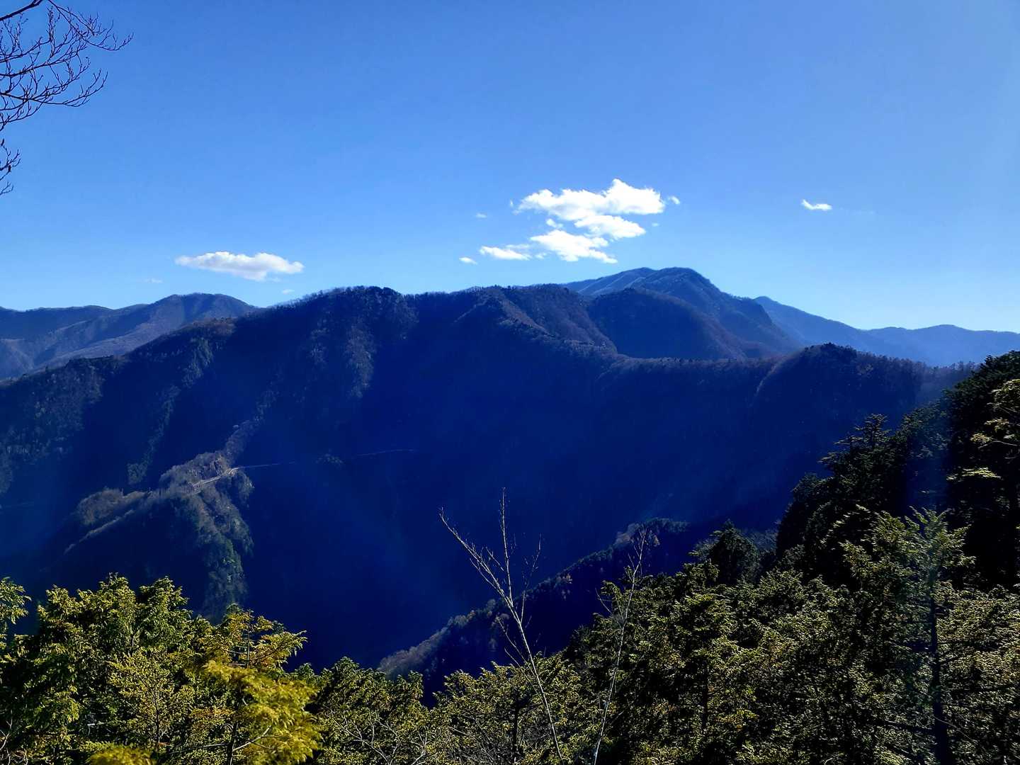 妙法ケ岳山頂からの展望です。
素晴らしい展望が広がっています。
これは手前が地蔵峠でそのすぐ奧が霧藻ヶ峯、白岩山、雲取山と続く尾根です。
