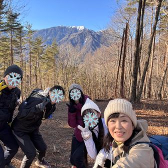 鳳凰山をバックに皆んなで！