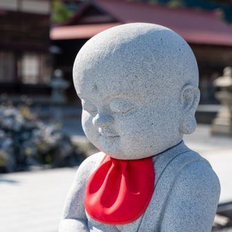 穏やかな顔をしたお地蔵様に挨拶をして
門をくぐり一礼して外にでた。