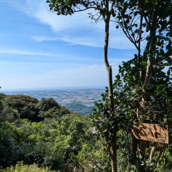 座談山山頂、遠州灘から伊良湖岬まで太平洋が見渡せます