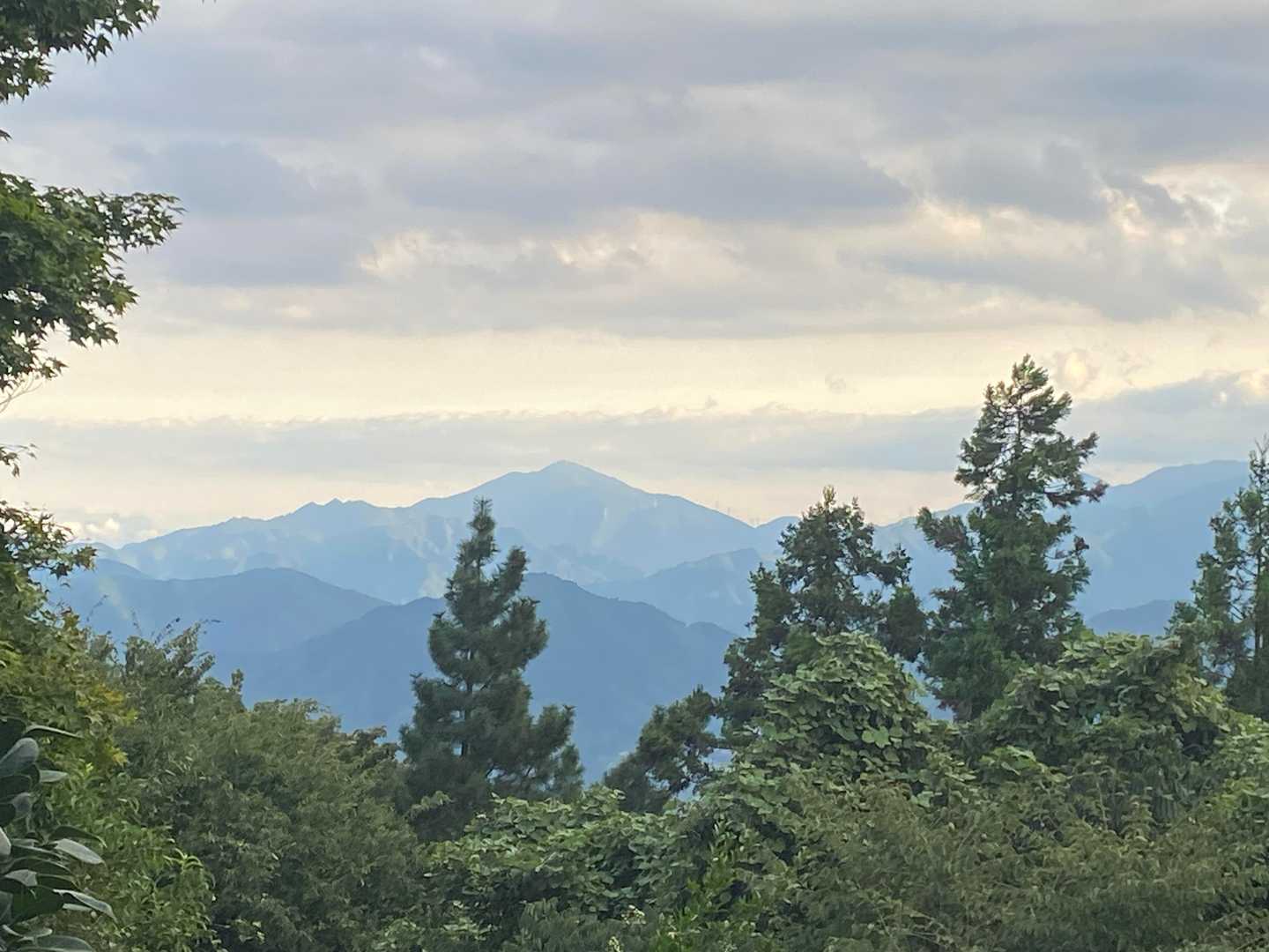 小仏城山から大山がすごくきれいに見えていました。