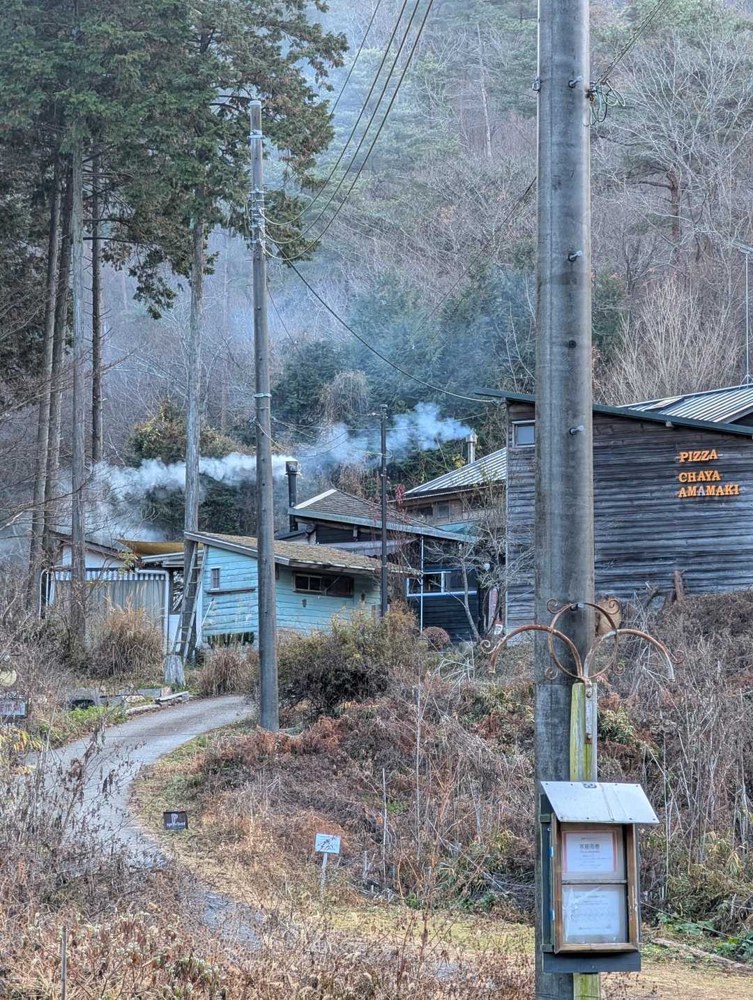 駐車場から見えるピザのお店
煙突からの煙がいい感じ