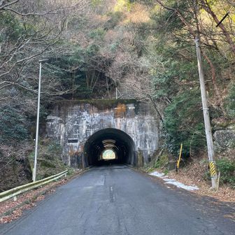 通行止めのスカイラインで駐車場へ　無駄に真ん中歩いてみたり…