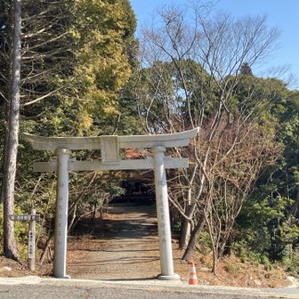 八面山箭山神社

鳥居⛩が何故か傾いている
ホントは、傾いていませんよ
傾いているのは、私の腕のせい