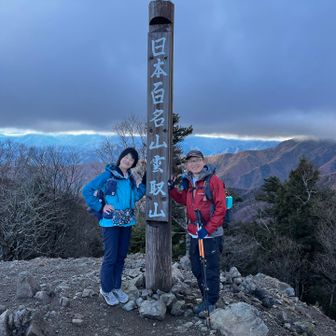 山頂に到着すると先ほど七ツ石山で写真を撮ってくださった方が、私たちの写真を撮るためだけに寒い中、待っていてくださいました🥺

どれくらい待っていてくれたのか聞きましたが答えてくれず…。かなり待っていてくれたことと思います…。ありがとうございました🙇‍♀️

感謝を込めてこの写真をカバー写真に使わせていただきます✨