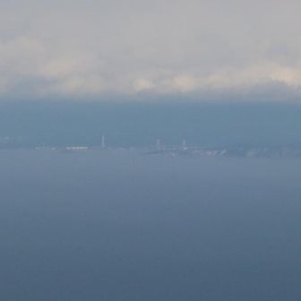 遠くに見える白い塔は室蘭の白鳥大橋とENEOSの集合煙突ですね。