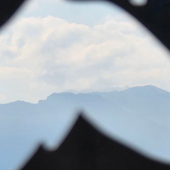 右から赤星山〜豊受山〜鋸山あたりの稜線
天使越しに