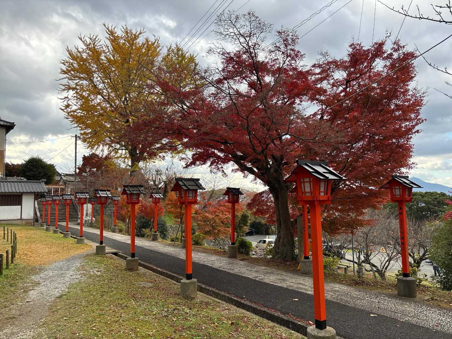 神社⛩️には広い駐車場🅿️が、警備員も2〜3人