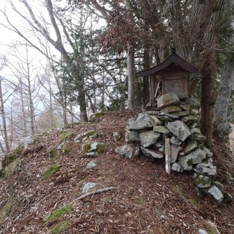 予想外に狭い山頂に到着