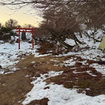 八風峠にやってきました
鳥居⛩️あり
このあたりではここが1番幕営やりやすくて落ち着くんじゃないかなーと思う
途中も何ヶ所か幕営出来そうなところあり
ちなみにペグを忘れてもちろん石🪨で代用