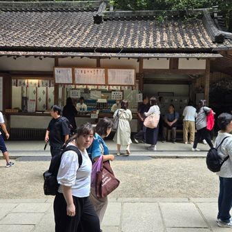 下山したら正面のお札を下さるところで、下山の報告をして登拝を終えます