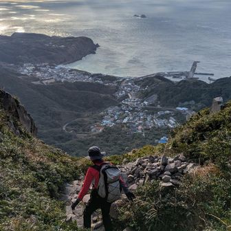浮石の多い急斜面。町並みは見えてるけど焦らず降りよう…