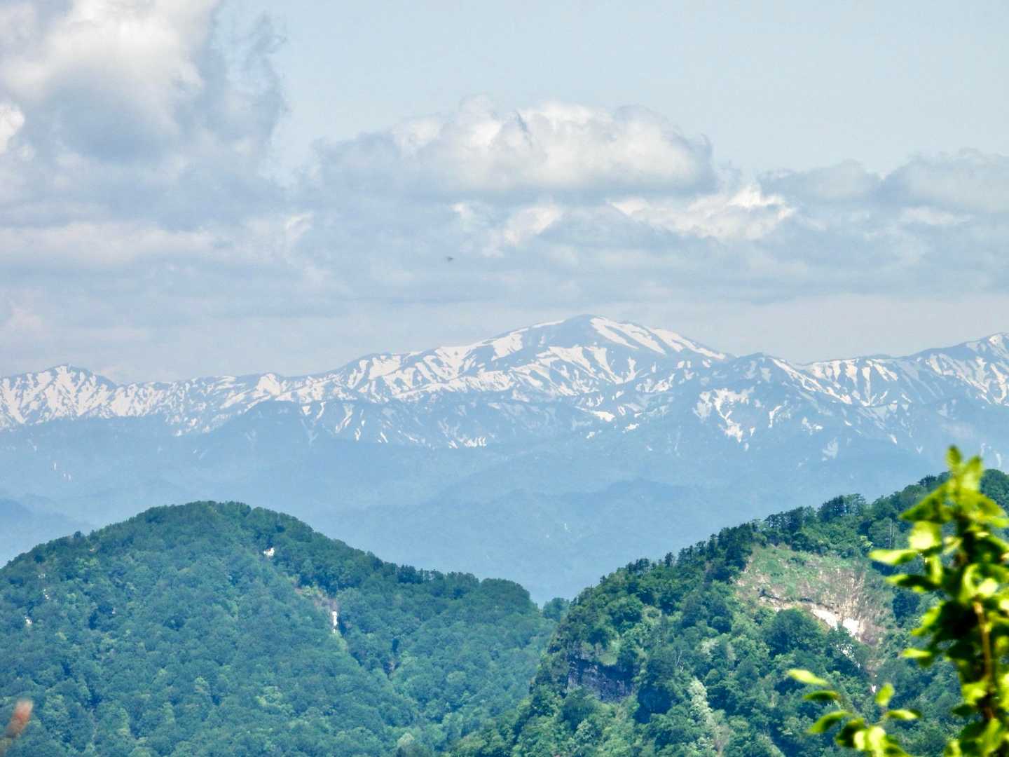下山は朝日連峰を眺めながら😊　ズームで、西朝日岳(左)〜大朝日岳(中) 〜祝瓶山(右)