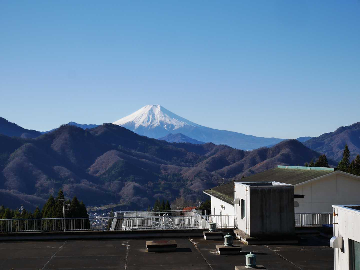 高度を上げるにつれ富士の山容が現れてくる