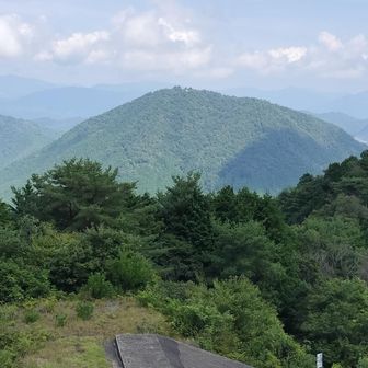 もう一つ基地。その向こう、カヤマチ山か？