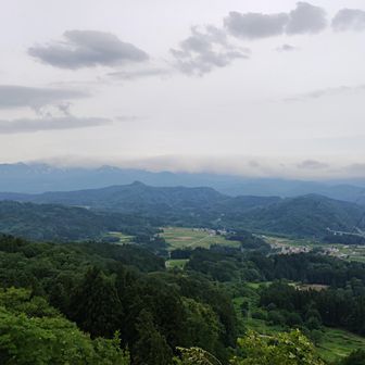 　十王峠に着きました。月山様は、一ノ岳～ニノ岳～オモワシ山までしか見えませんね。鷹匠山、賽ノ神峠、月山ダム (ダム湖) 、大網中村、大網下村、大網上村、山形自動車道、国道112号線などが見えます。