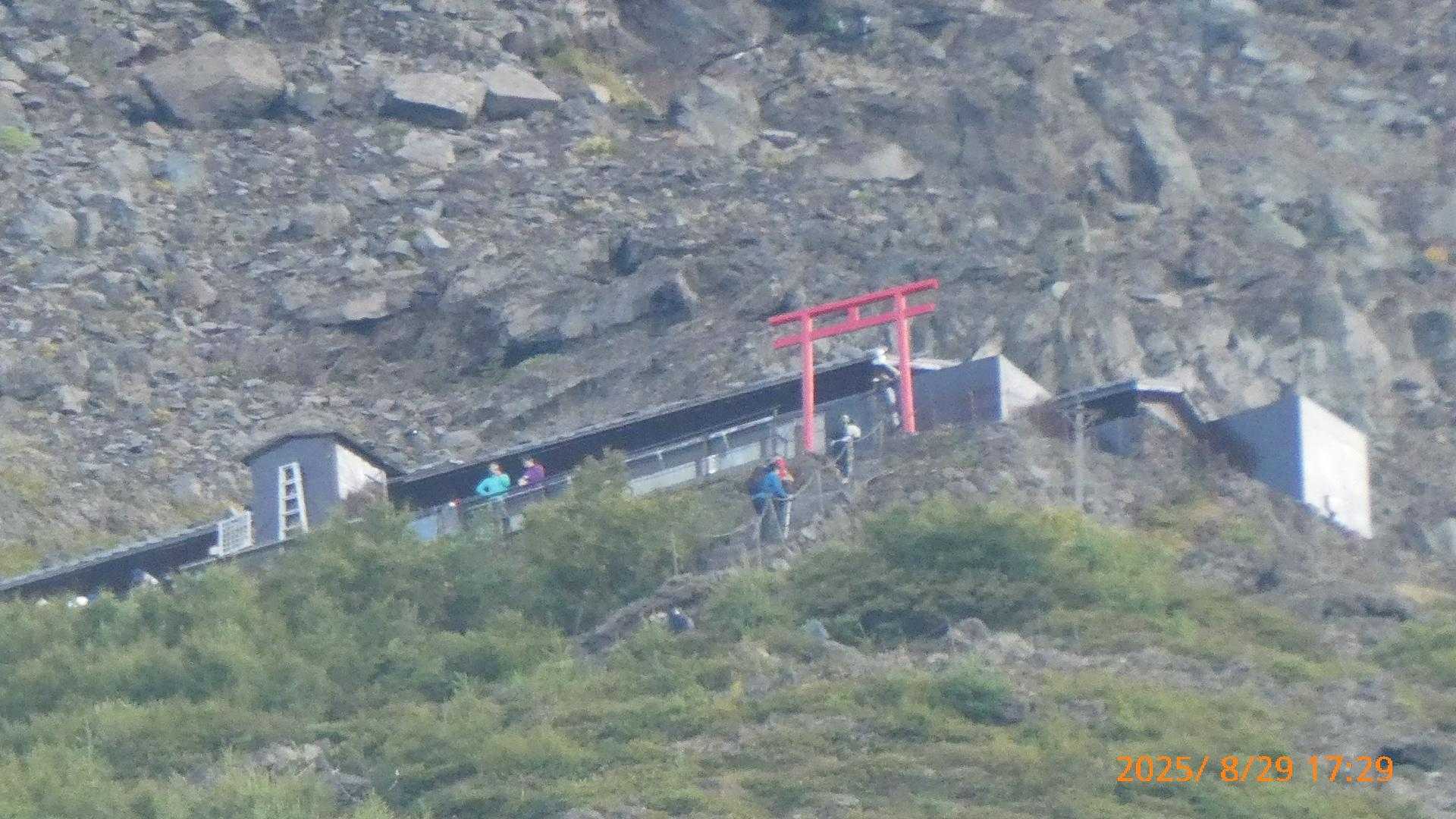 本日宿泊の、鳥居荘さん(2,900m)が見えました📷