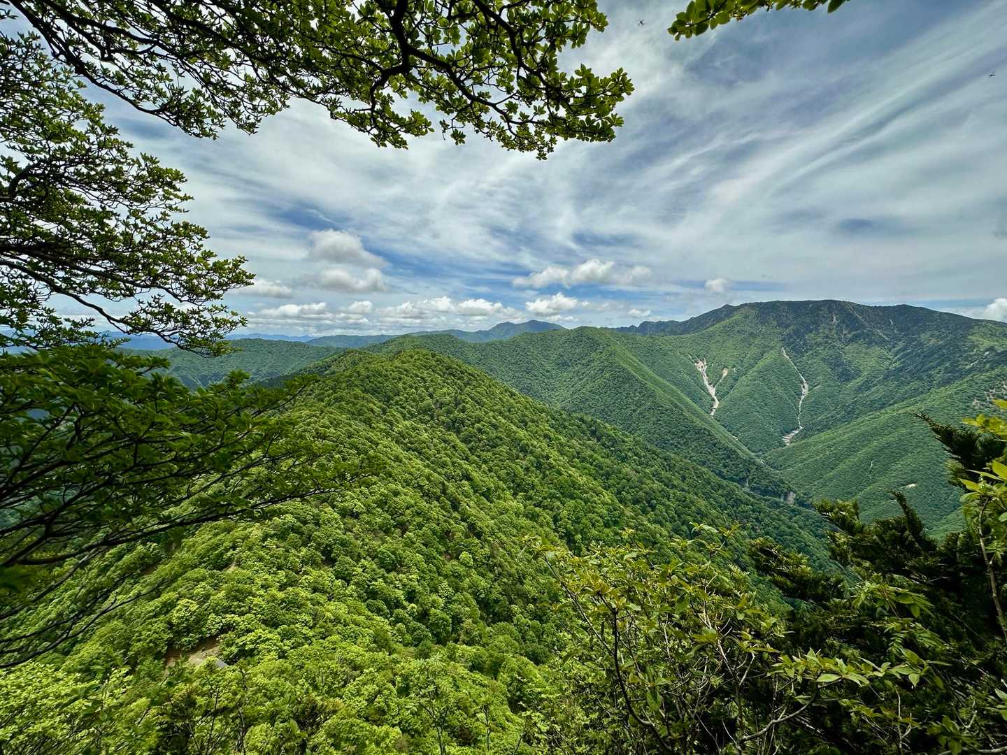 山頂覗きから弥山へと尾根がつながる奥駆の峰々