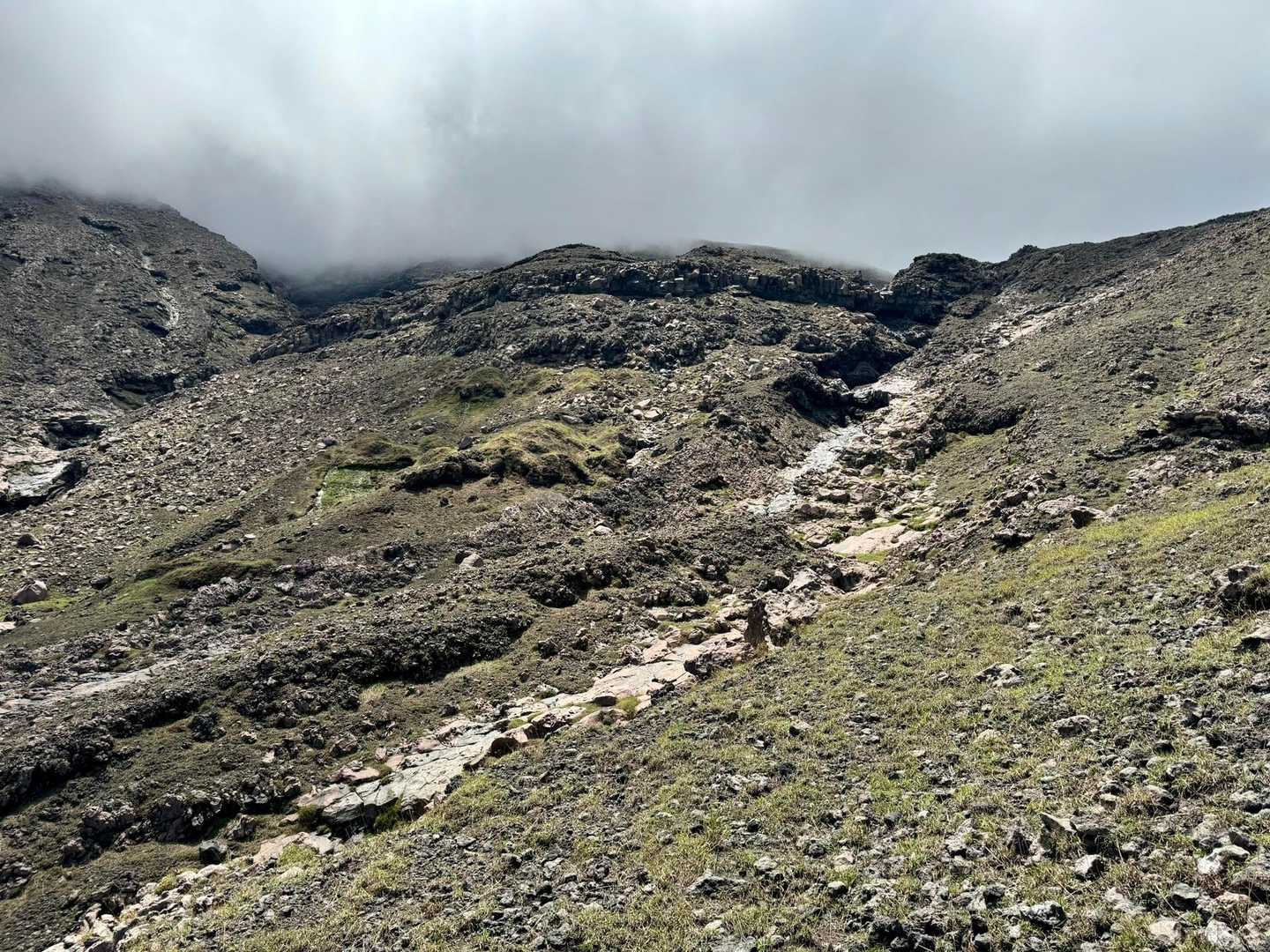 ザレザレの登山道！