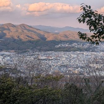 市街地は山影に…。
