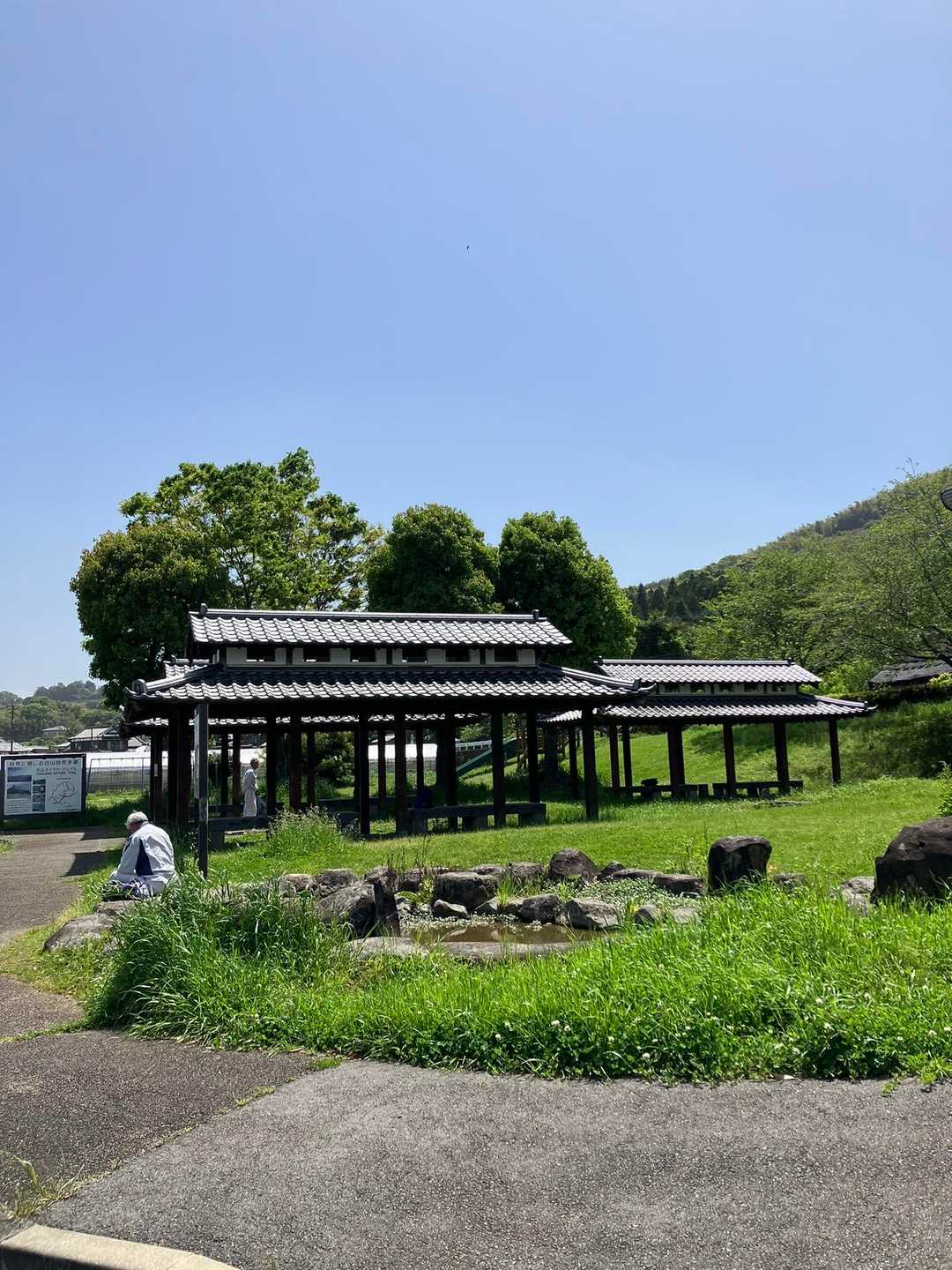 昼下がり。
宇土市の轟（とどろき）水源そばの水源前広場は、仕事の昼休みの方々が、くつろいでおられます。