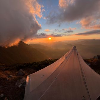 この時はこの稜線でまだ美しい夕日を見ていた