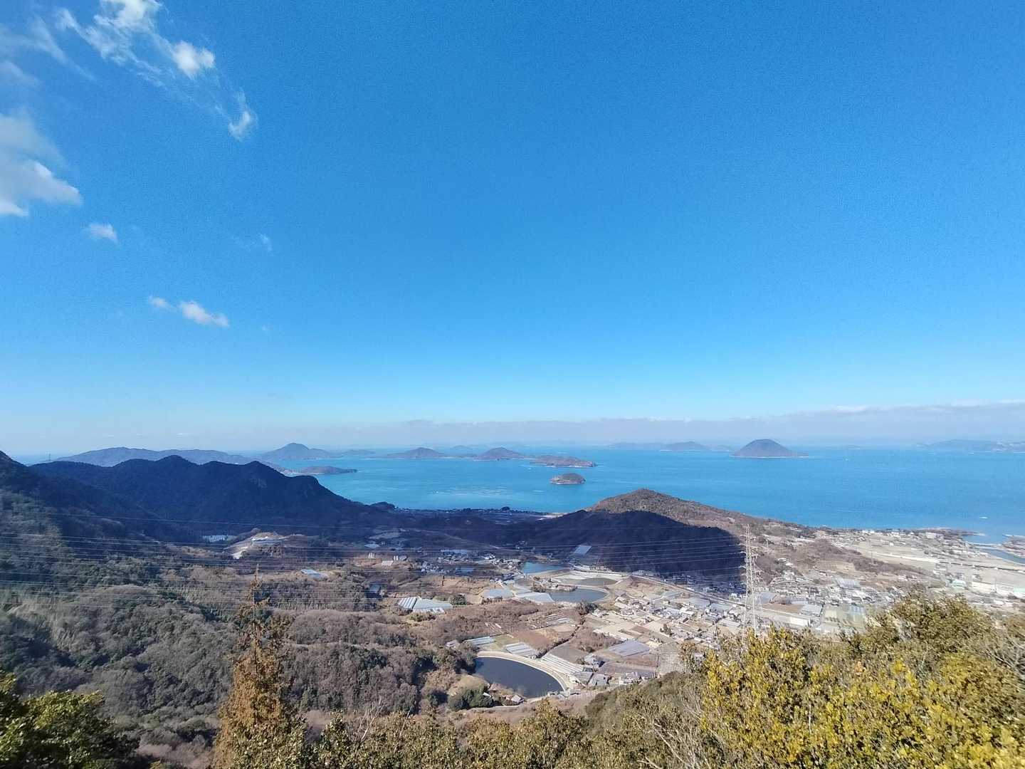 反対側の西方。
瀬戸内海を挟んで真ん中やや右寄りの最奥には広島県の福山市街地も見えている。
そういえば昔は福山と多度津を結ぶフェリー航路もあったなぁ。こうして見れば福山まで一直線、確か2時間かかってなかったはず。遠く見えて実は割と近い香川県と広島県。
