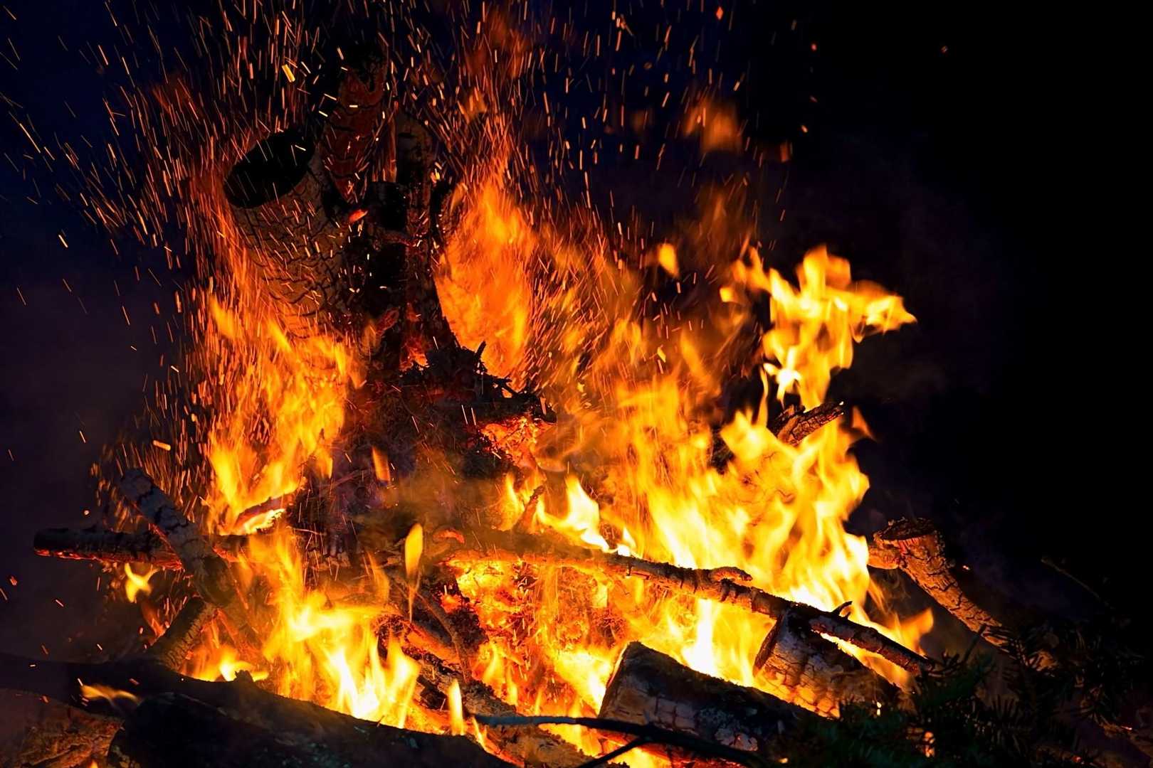 一気に登って行き⤴️
山頂には既に沢山の方がご来光待ちです🌄
焚き火🔥で暖を取る方も多数😀