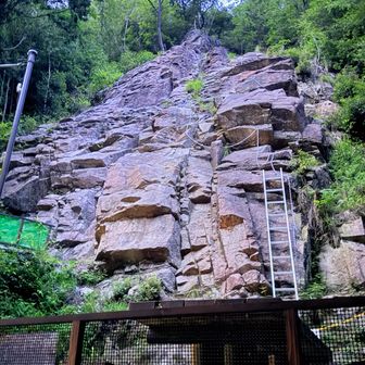 先日手と足だけで登った岩山