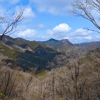 山頂からの眺めです　電波塔が見えるので甲仁田山でしょうか　中央は二子山でしょうか🤔