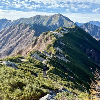 どこを切り取っても美しい山々に囲まれて素晴らしい景色❣️こんな稜線を歩けるなんて幸せです😊
