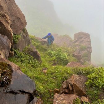 イイ写真を撮って貰ったので山頂に向かいマス

このあたりのルートもすっかり忘れてて濡れて滑るしで結構強引に危なげに登っていきました😅