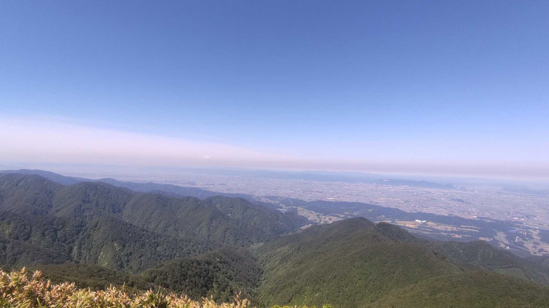 空は青空ですが、霞んでます。