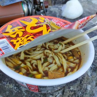 お昼ご飯は【どん兵衛札幌スープカレーうどん】と【おにぎり】にしました🍛
冷たい風で冷えた体が温まりました🤗💕