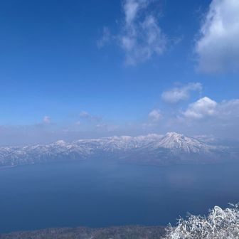 支笏湖と恵庭岳。霞んでるけど綺麗だ。