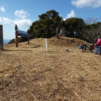 岩国から来られた登山者の方としばし歓談後、ご夫婦は降りて行かれた。山頂は日が当たり暖かい。