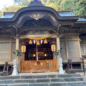 きょうの山行の無事をお祈りしました。
財布はザックの中だったので、お賽銭は割愛しました😅
ちなみに、お賽銭は手前で洗って入れるそうです。