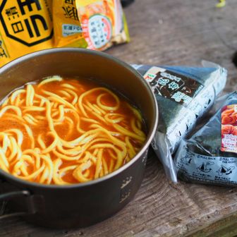 観鋸台に移動してご飯😋
登山者は少なくなり、後から熊に襲われるのが心配で、全方位に気を配って食べました（笑）