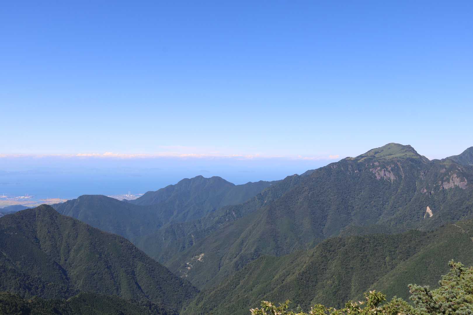 瓶ヶ森と海