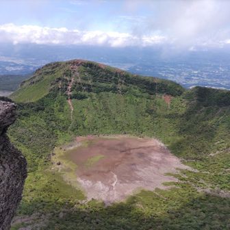 最後にもう一度、山頂へ上がり対面の火口を覗いてみました