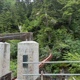 雲の平に向かう赤い橋。