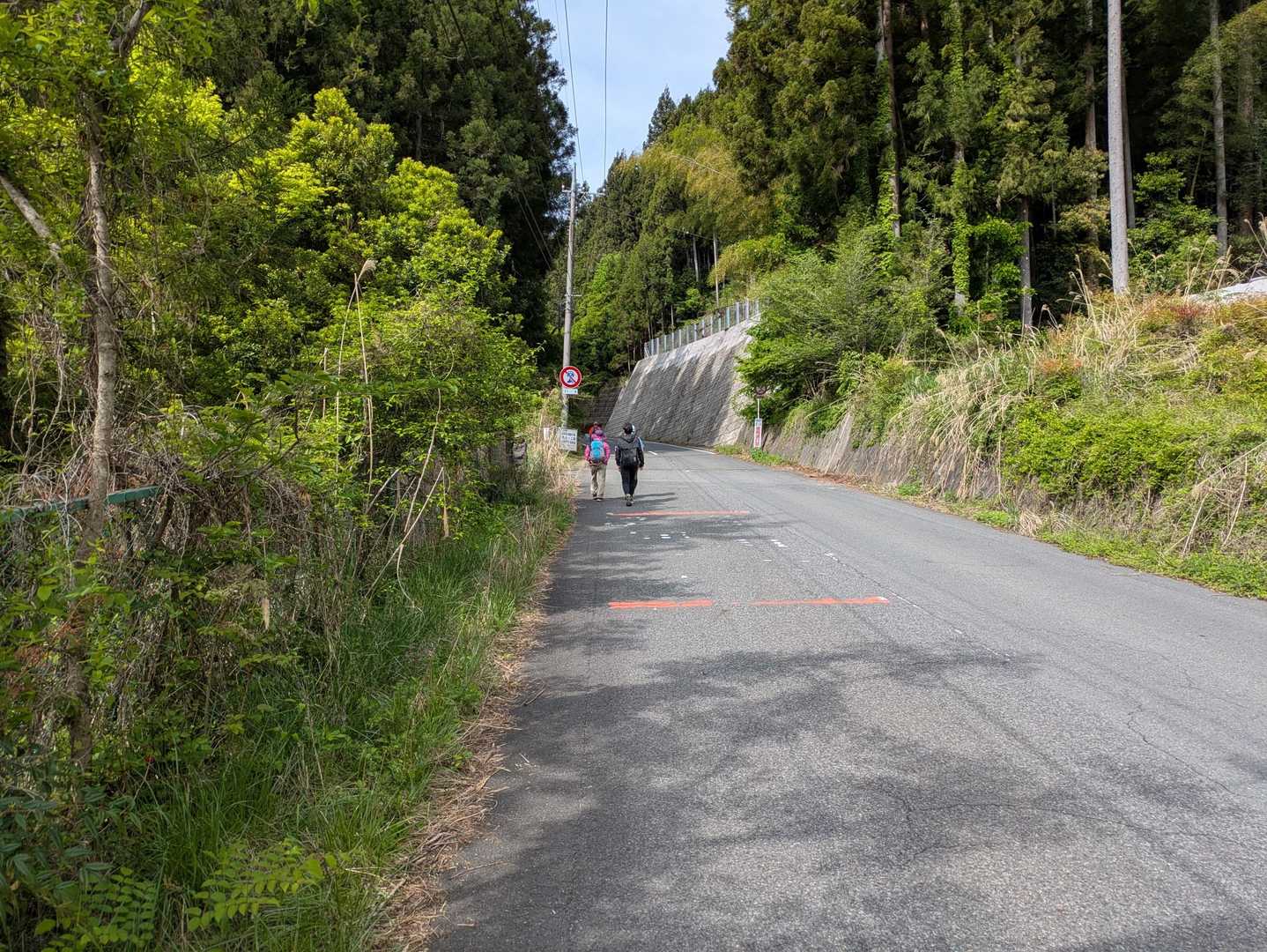 登山口まで歩きますが、こんな坂でもう脚にきてます。先が思いやられるのでございます。