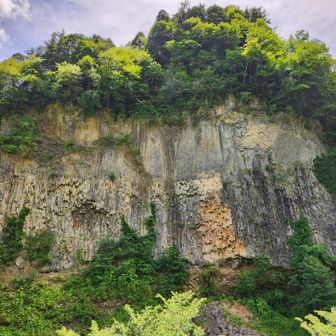 名前の由来になっている巌立。
54,000年前に噴火した御嶽山の溶岩からなる高さ72mの崖です。