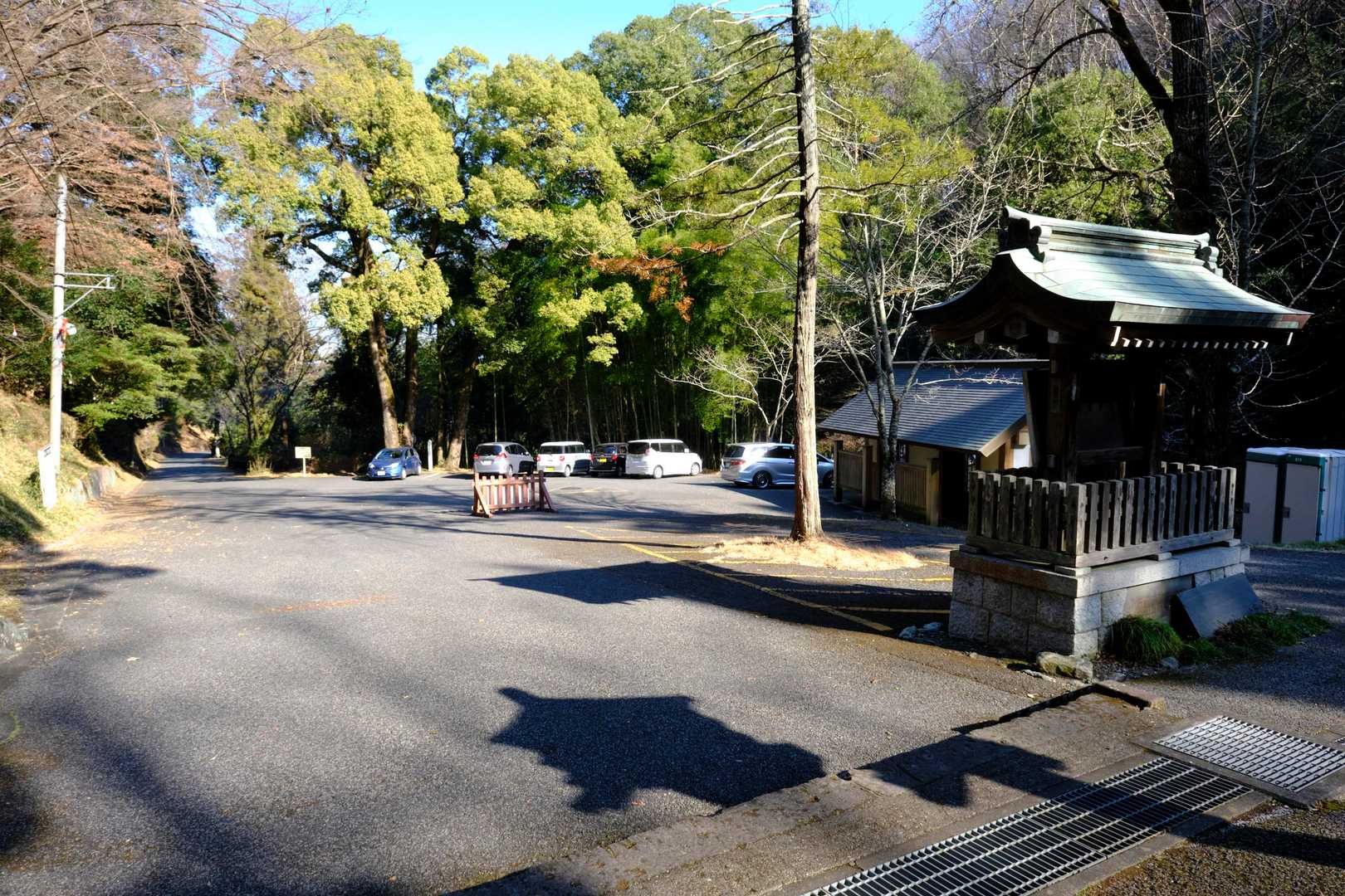 やがて、最初の分岐点まで戻ってくれば無事下山完了である。本殿前で改めて一礼したのち、下山後のいで湯へ向かうこととした。