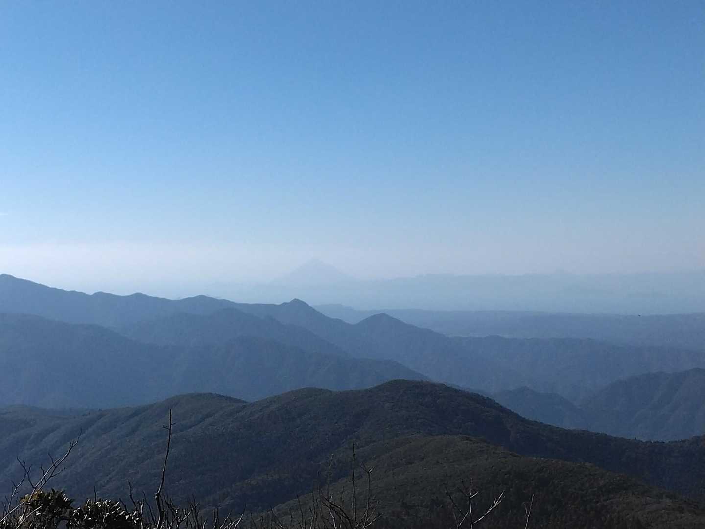 遠くにうっすら開聞岳見える