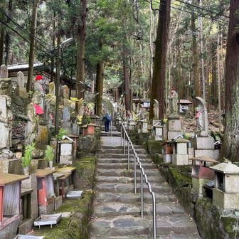 四国のお遍路さんの岩屋寺に似ています。