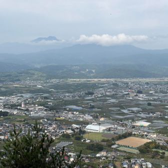 箱山山頂から、妙高山の山頂は見えている。