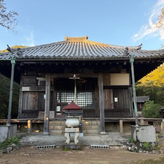 高仙寺は通称「孝子の観音さん」の呼び名で親しまれているようです。
本尊は、役行者の作と言われる十一面観世音菩薩