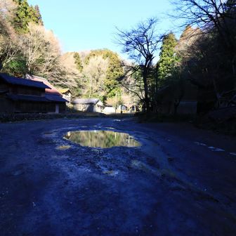 YAMAPにあるもう一つの駐車場です。何も表示はありませんでしたので、本当に停めてよいかは分かりませんでしたが、あとで調べたら皆さん停められてました。広いので10台以上停めれると思います。私はここを通り過ぎて少し行った集落の駐車場停めました。ここも冬季通行止め道路を数十メートル行ったところにあるので、停めて良いかどうか迷いました。今から思うとこちらに停めればよかったと思います。